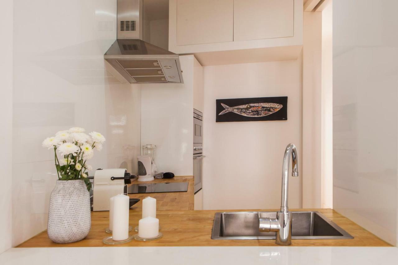 Cozy 1st Floor Flat Chiado District With Balconies And Ac 19th Century Building Appartamento