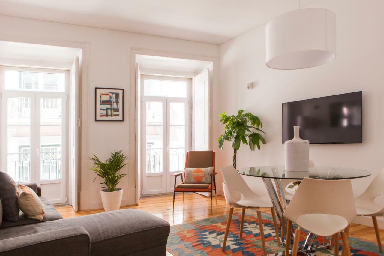 Appartamento Cozy 1st Floor Flat Chiado District With Balconies And Ac 19th Century Building Lisbona